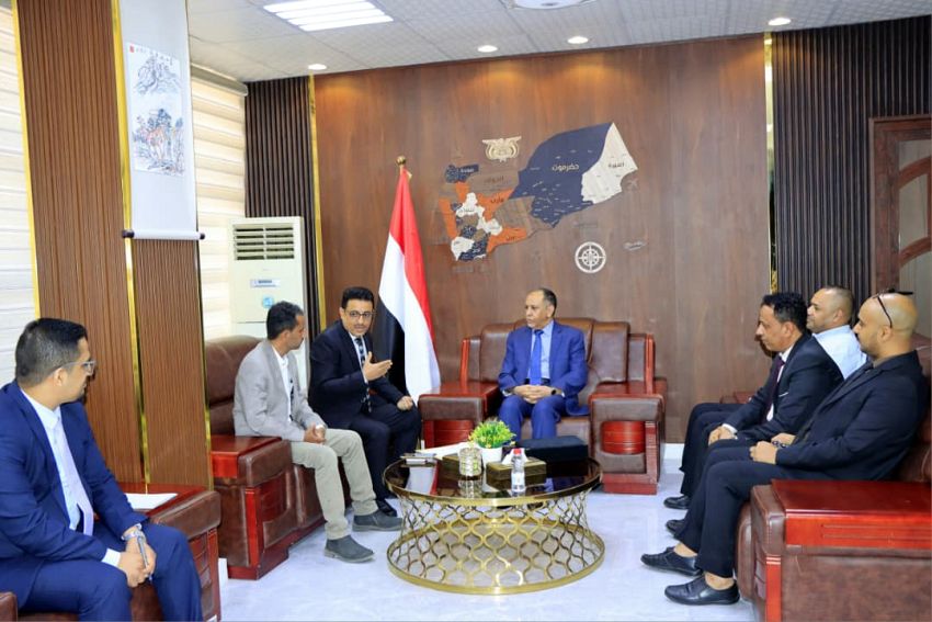 وزارة الصناعة والبنك المركزي يناقشان سبل تعزيز الرقابة وحماية الاقتصاد الوطني 