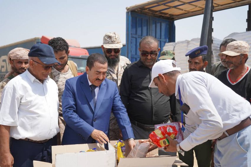Le gouverneur de Hajjah lance la deuxième caravane alimentaire fournie par l'Arabie Saoudite pour les zones libérées.